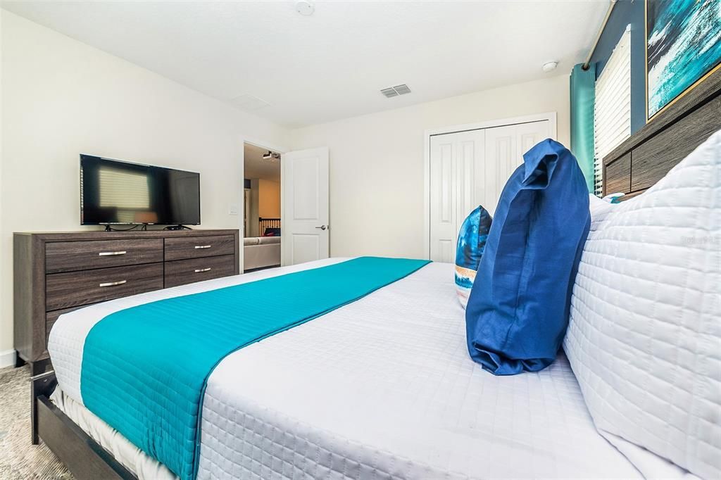 Под контрактом: $709,000 (8 спален, 5 ванн, 3909 Квадратных фут)