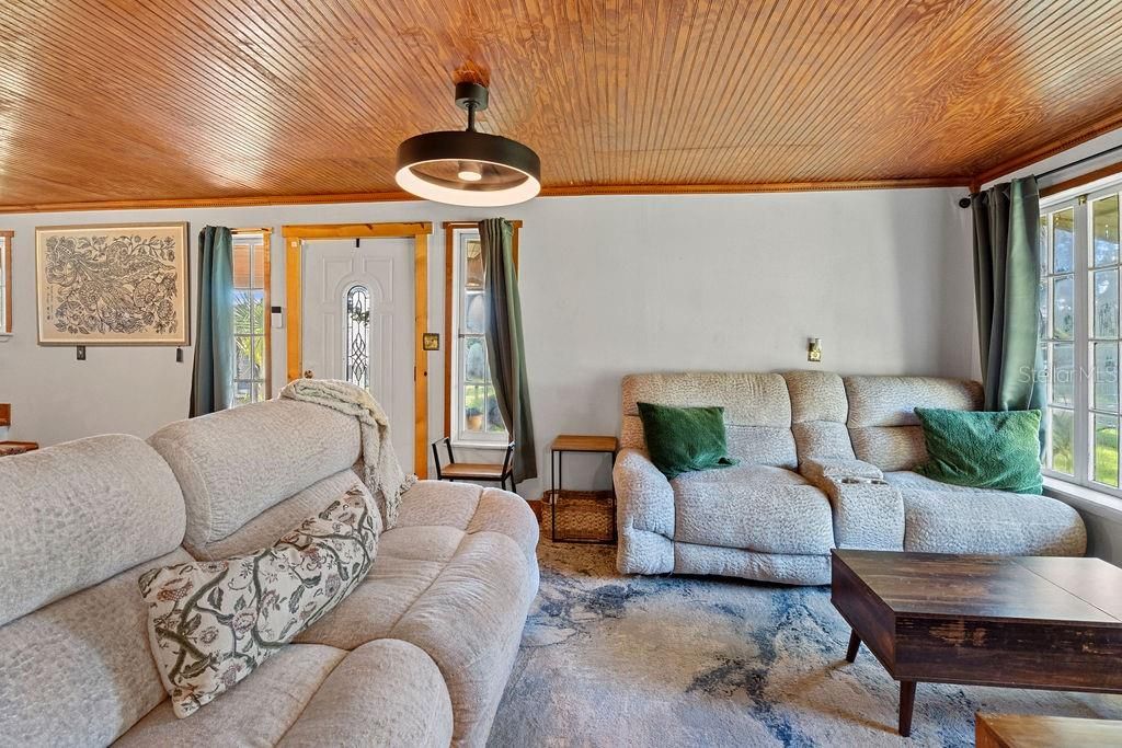 Active With Contract: $310,000 (3 beds, 1 baths, 1032 Square Feet)