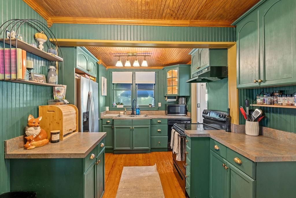 Active With Contract: $310,000 (3 beds, 1 baths, 1032 Square Feet)