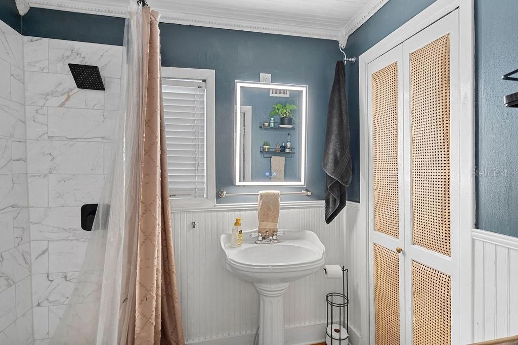 Active With Contract: $310,000 (3 beds, 1 baths, 1032 Square Feet)