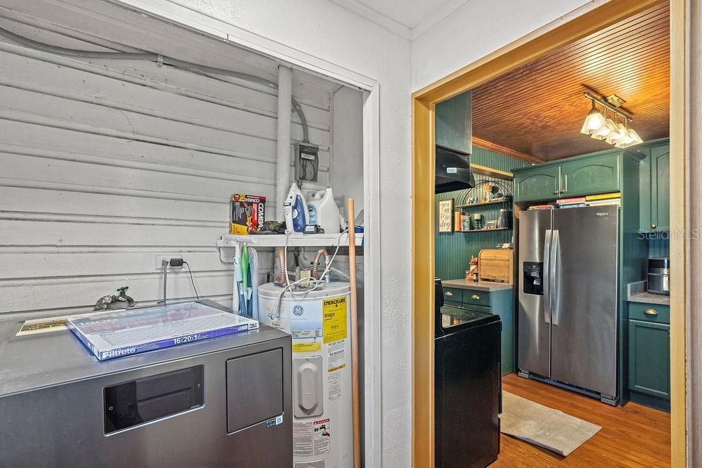 Active With Contract: $310,000 (3 beds, 1 baths, 1032 Square Feet)