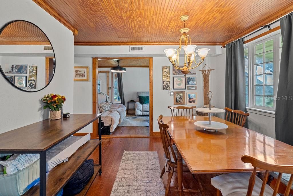 Active With Contract: $310,000 (3 beds, 1 baths, 1032 Square Feet)