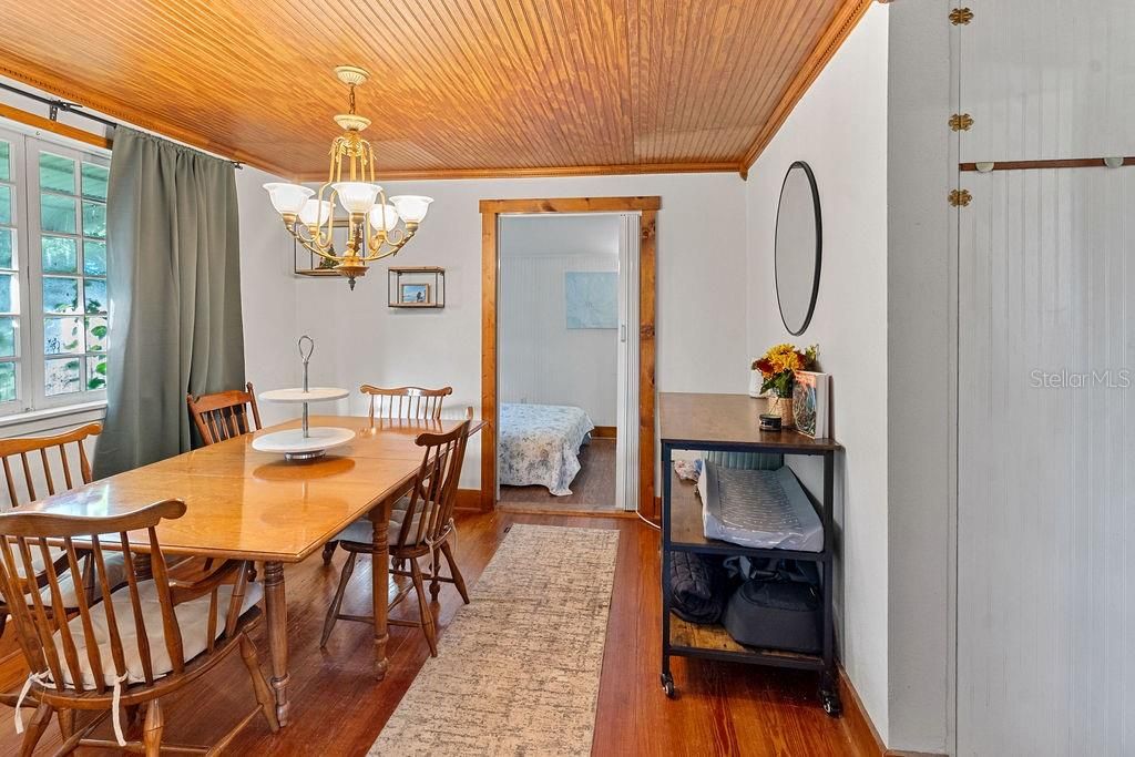 Active With Contract: $310,000 (3 beds, 1 baths, 1032 Square Feet)