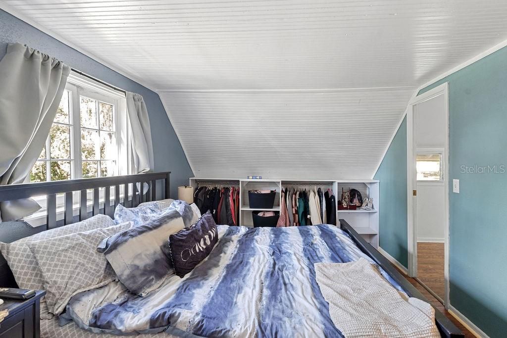 Active With Contract: $310,000 (3 beds, 1 baths, 1032 Square Feet)