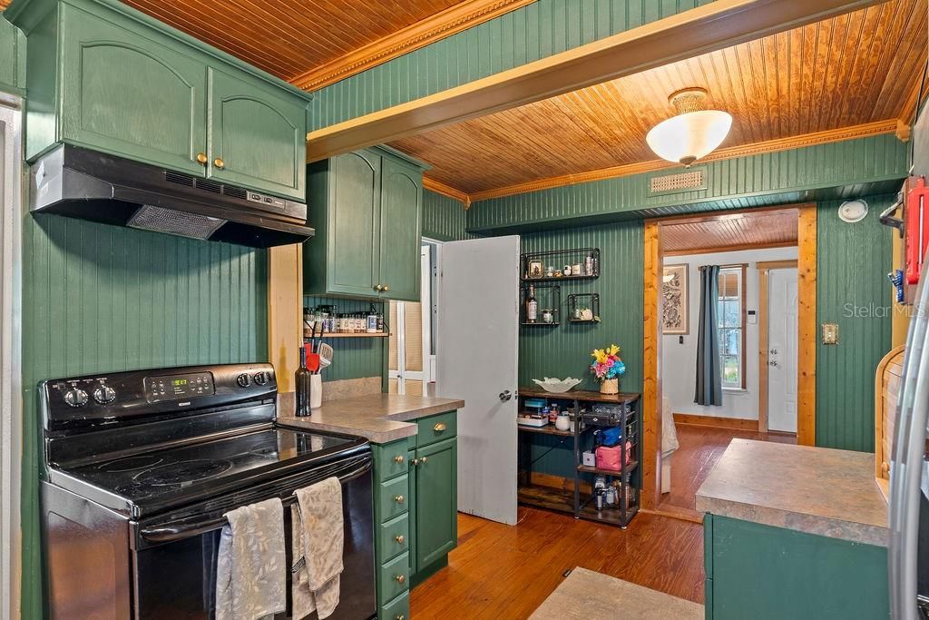 Active With Contract: $310,000 (3 beds, 1 baths, 1032 Square Feet)