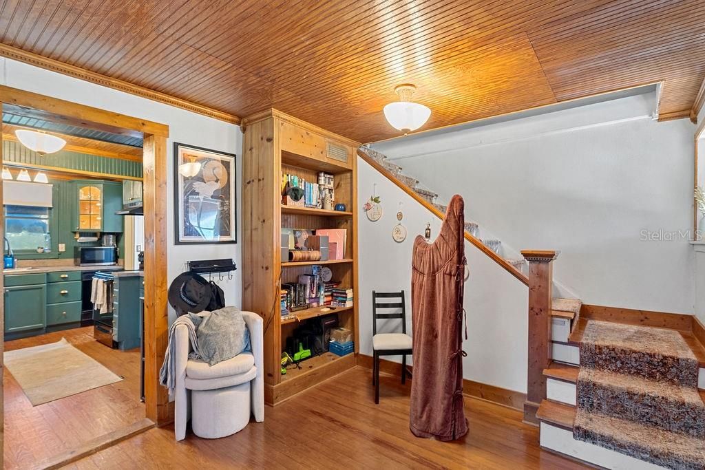 Active With Contract: $310,000 (3 beds, 1 baths, 1032 Square Feet)