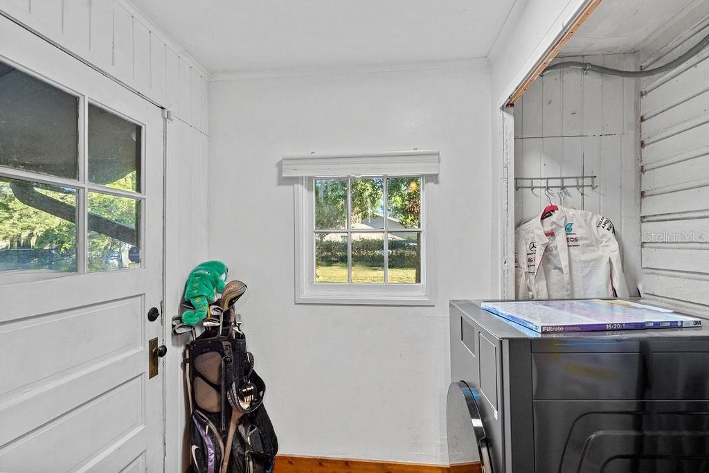 Active With Contract: $310,000 (3 beds, 1 baths, 1032 Square Feet)