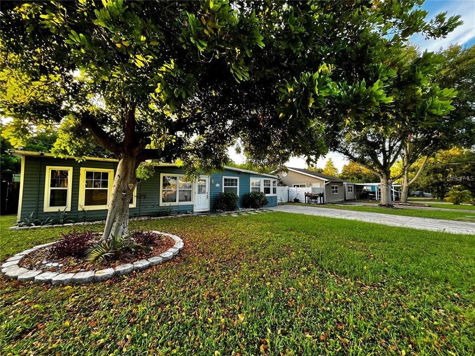 Active With Contract: $2,600 (3 beds, 2 baths, 1333 Square Feet)