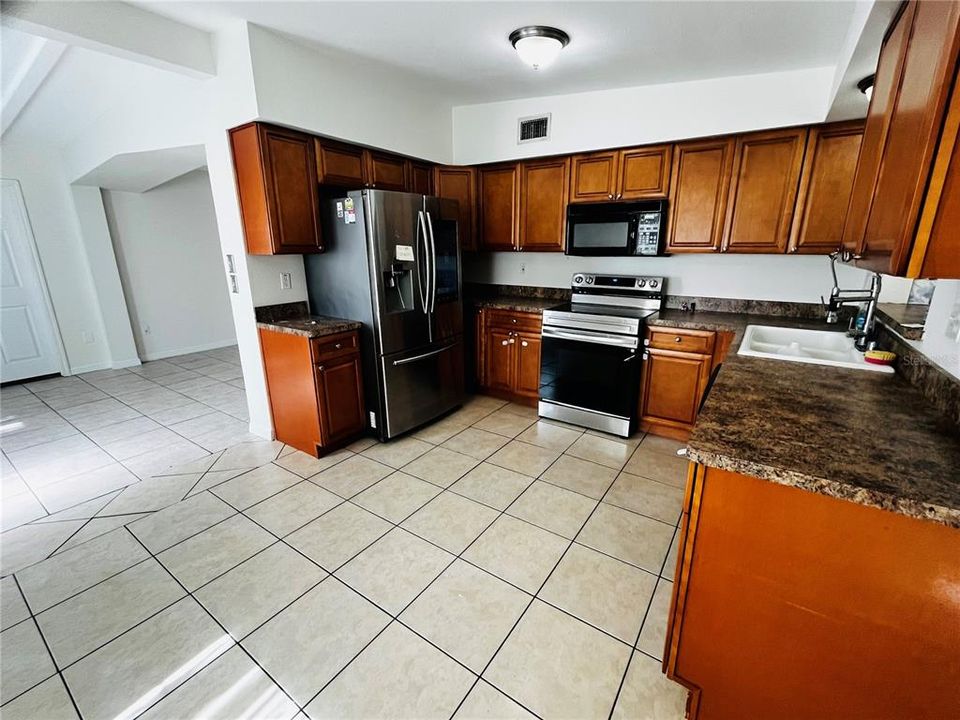 Active With Contract: $2,600 (3 beds, 2 baths, 1333 Square Feet)