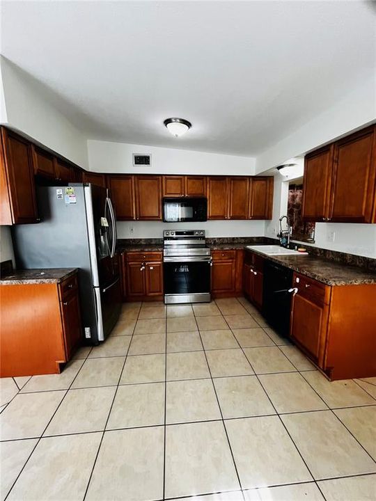Active With Contract: $2,600 (3 beds, 2 baths, 1333 Square Feet)