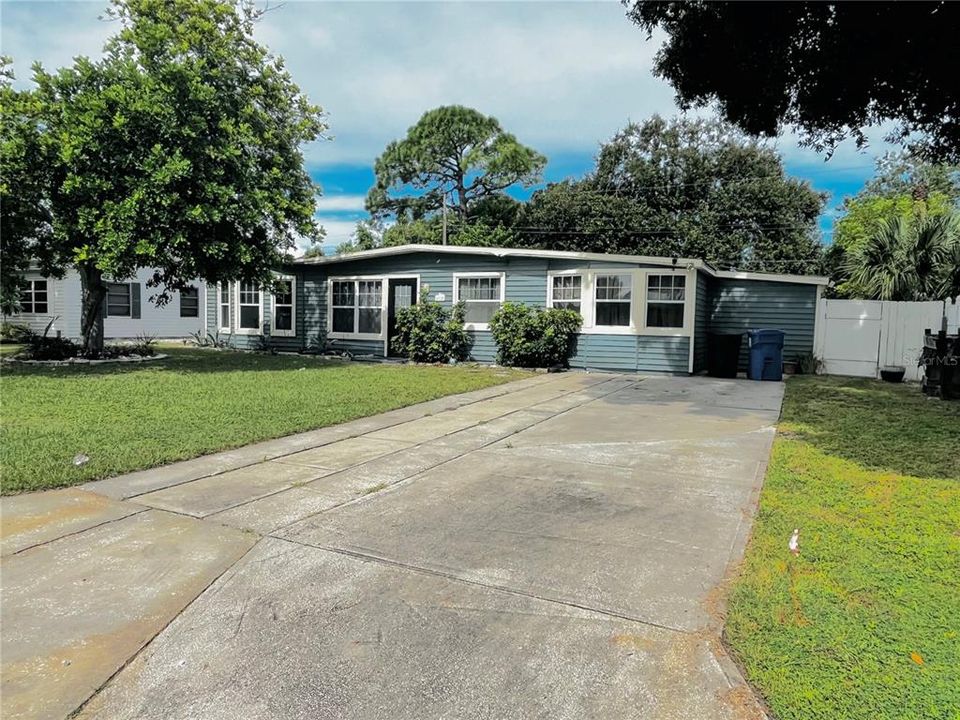 Active With Contract: $2,600 (3 beds, 2 baths, 1333 Square Feet)