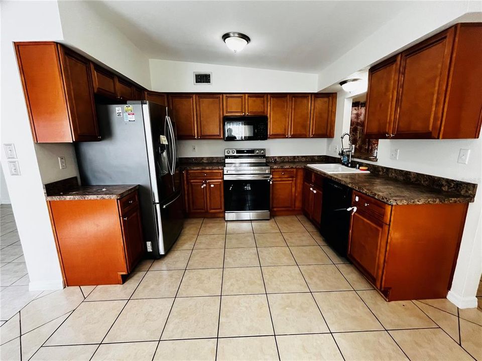 Active With Contract: $2,600 (3 beds, 2 baths, 1333 Square Feet)