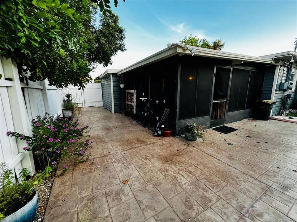 Active With Contract: $2,600 (3 beds, 2 baths, 1333 Square Feet)
