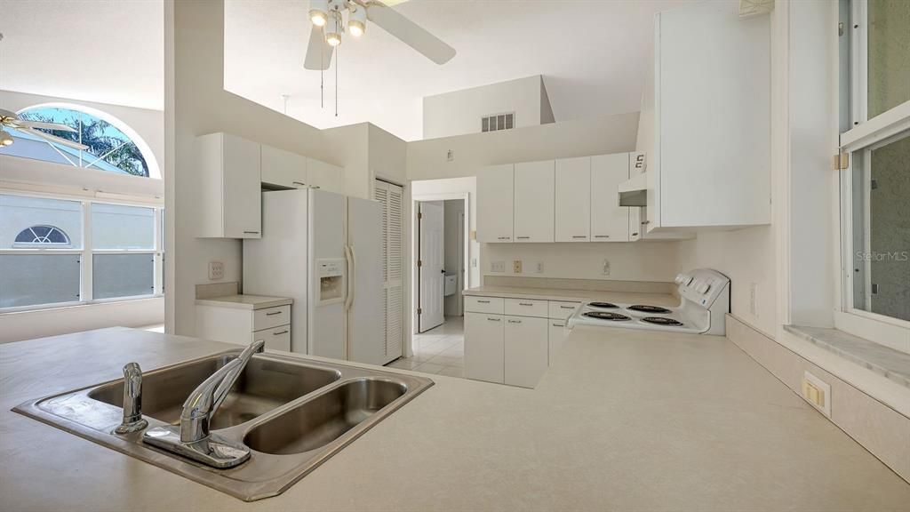 Active With Contract: $400,000 (4 beds, 2 baths, 2212 Square Feet)