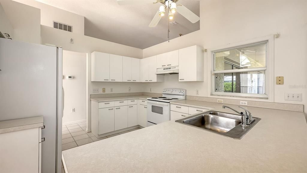 Active With Contract: $400,000 (4 beds, 2 baths, 2212 Square Feet)