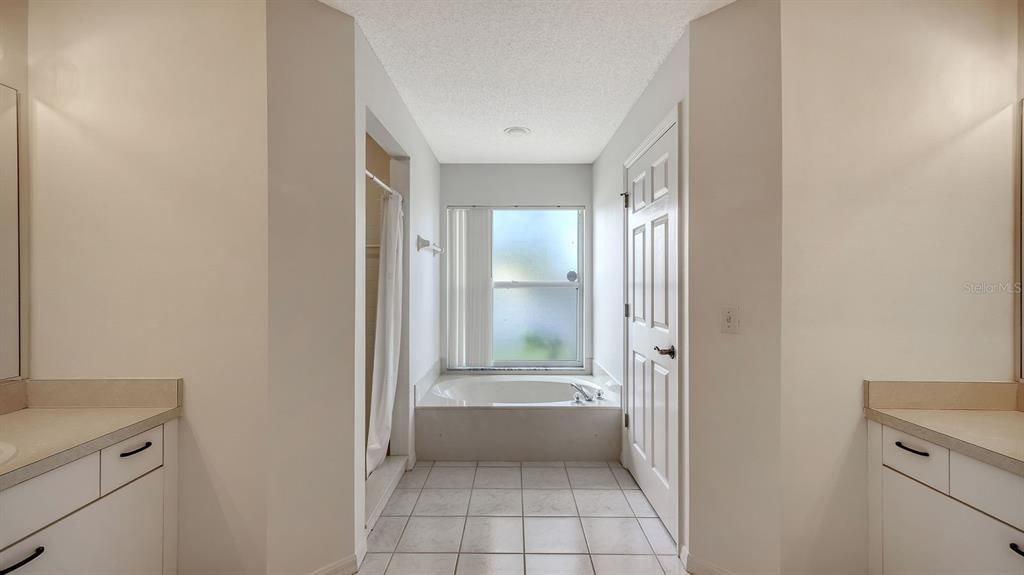 Active With Contract: $400,000 (4 beds, 2 baths, 2212 Square Feet)