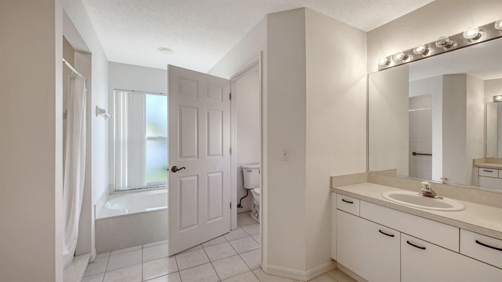 Active With Contract: $400,000 (4 beds, 2 baths, 2212 Square Feet)