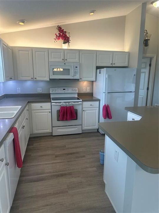 Active With Contract: $334,900 (3 beds, 2 baths, 1392 Square Feet)