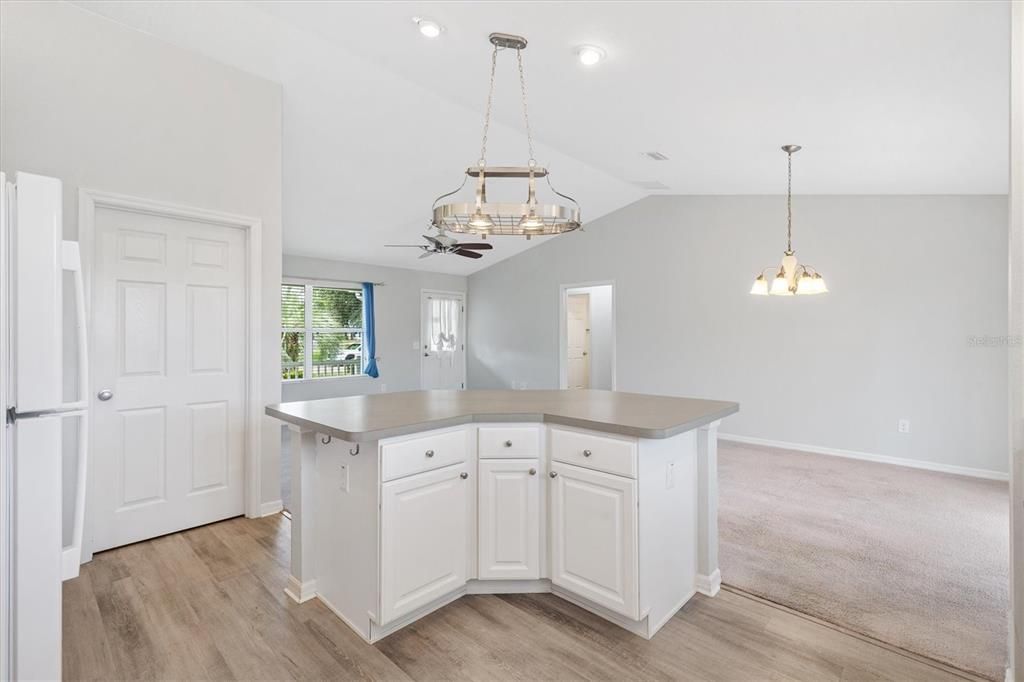 Active With Contract: $334,900 (3 beds, 2 baths, 1392 Square Feet)