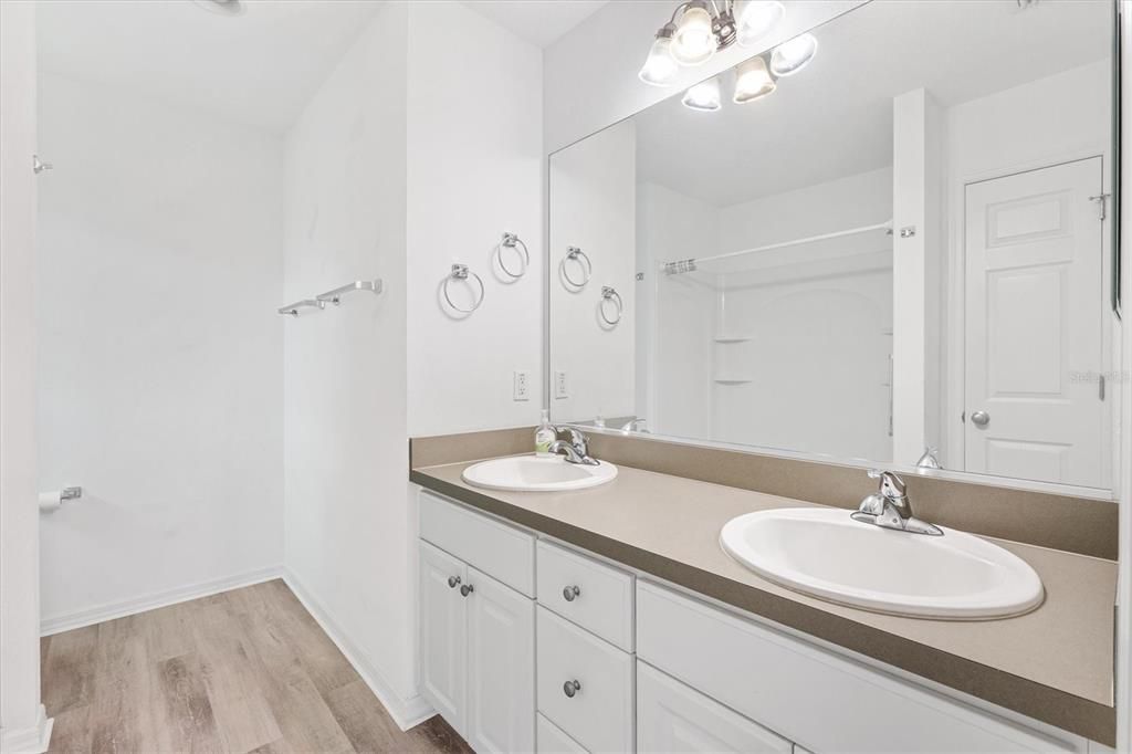 Active With Contract: $334,900 (3 beds, 2 baths, 1392 Square Feet)