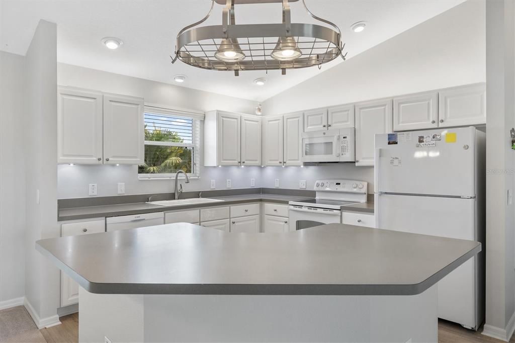 Active With Contract: $334,900 (3 beds, 2 baths, 1392 Square Feet)