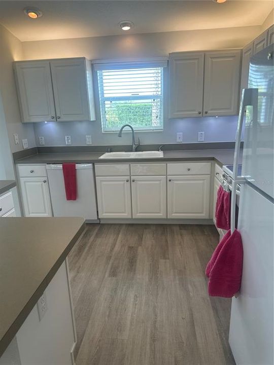 Active With Contract: $334,900 (3 beds, 2 baths, 1392 Square Feet)