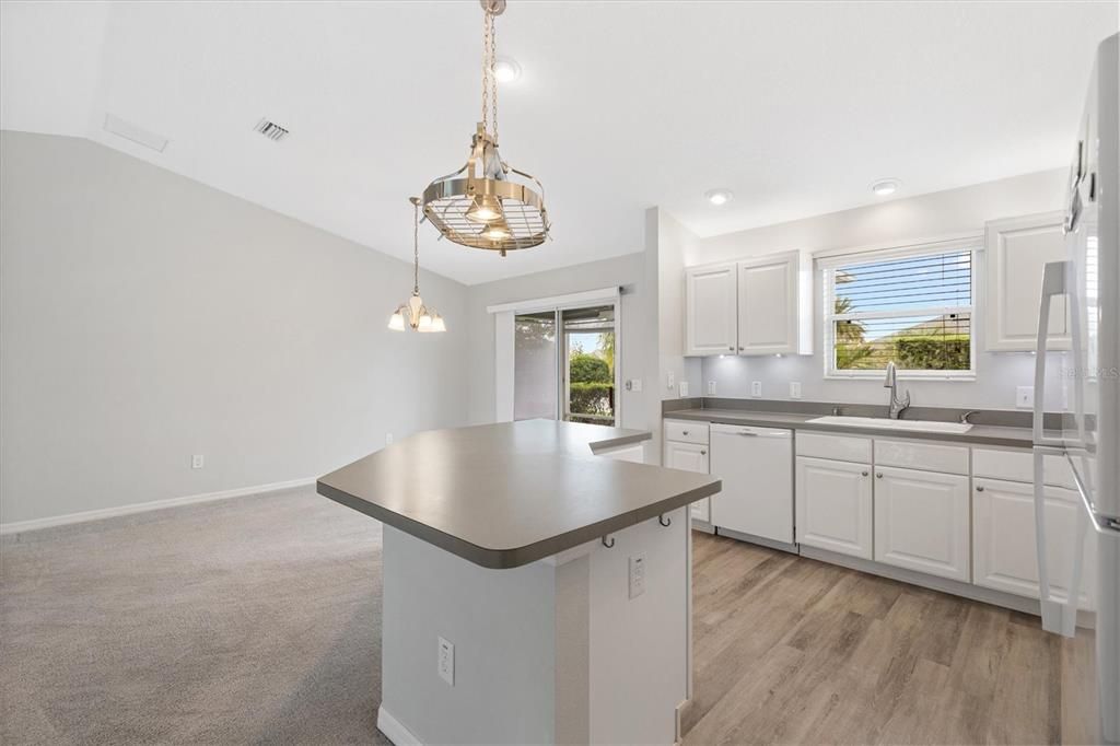 Active With Contract: $334,900 (3 beds, 2 baths, 1392 Square Feet)