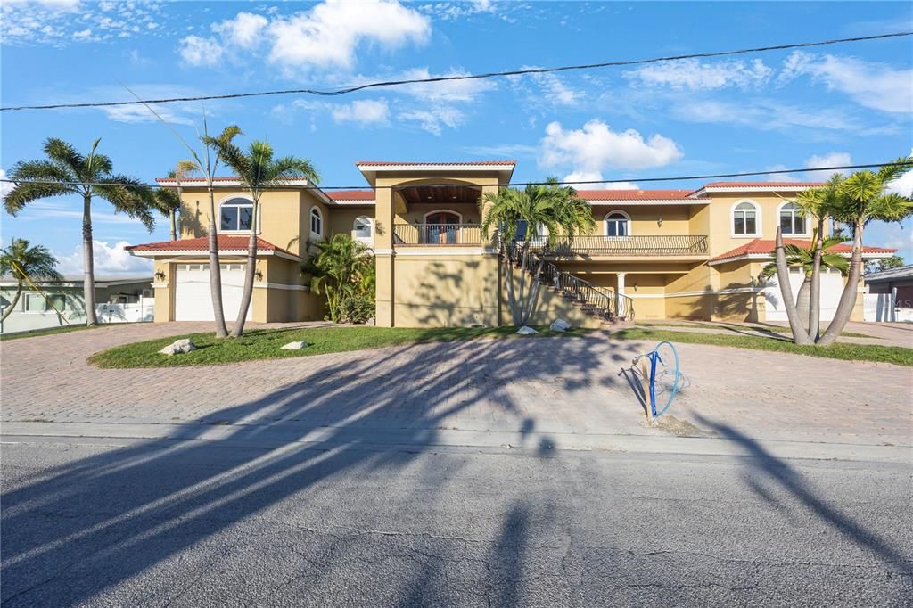 For Sale: $3,199,999 (5 beds, 3 baths, 3750 Square Feet)