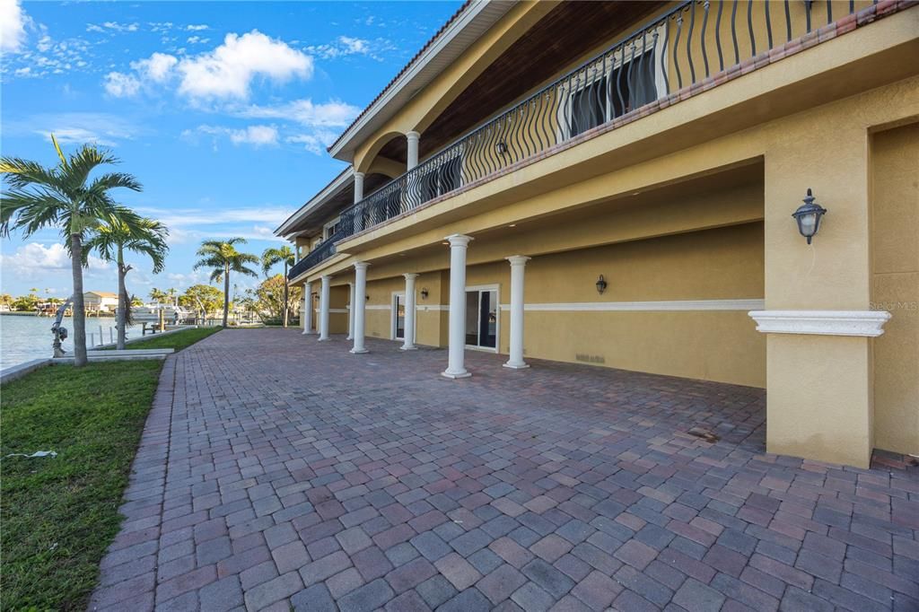 For Sale: $3,199,999 (5 beds, 3 baths, 3750 Square Feet)