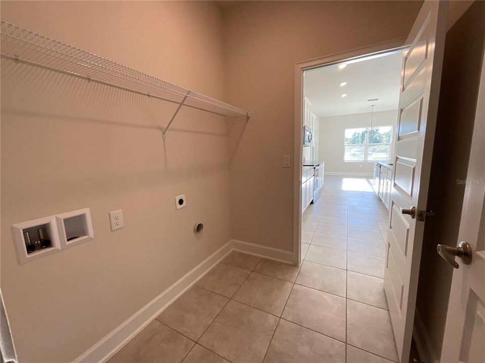 En Venta: $438,900 (4 camas, 2 baños, 2405 Pies cuadrados)