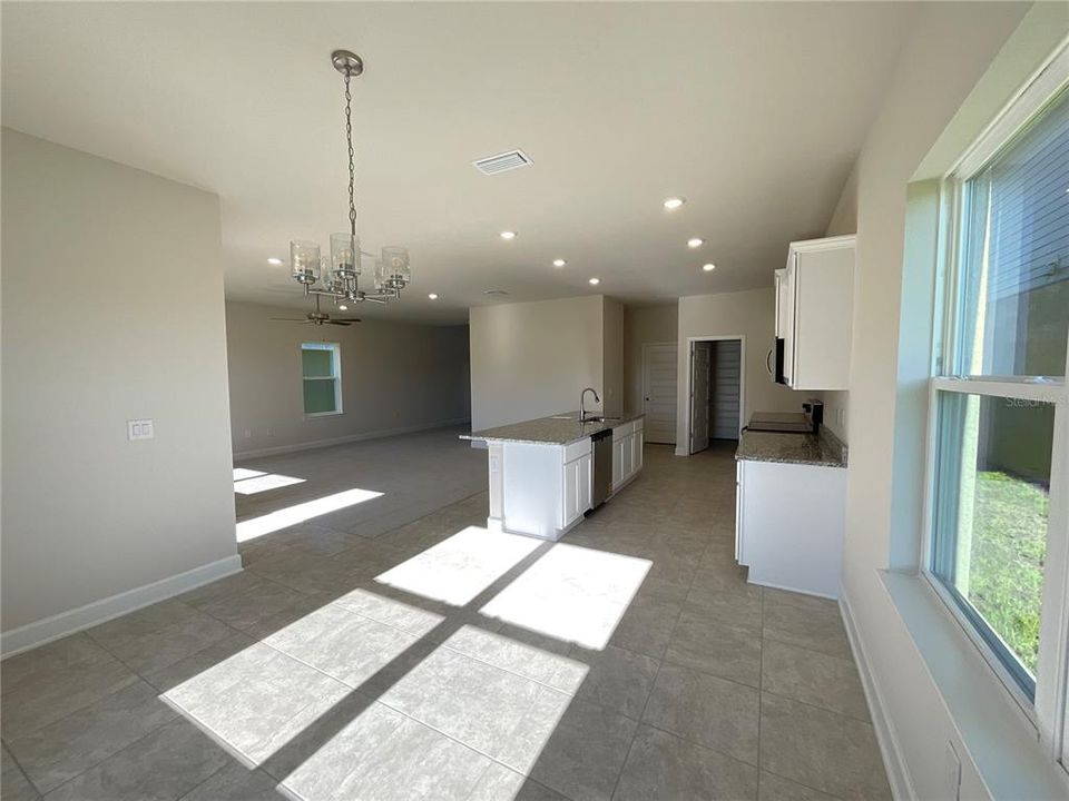 En Venta: $438,900 (4 camas, 2 baños, 2405 Pies cuadrados)