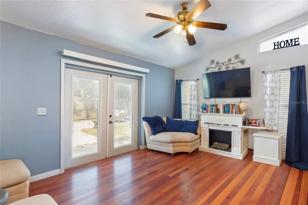 Под контрактом: $285,000 (3 спален, 2 ванн, 1125 Квадратных фут)