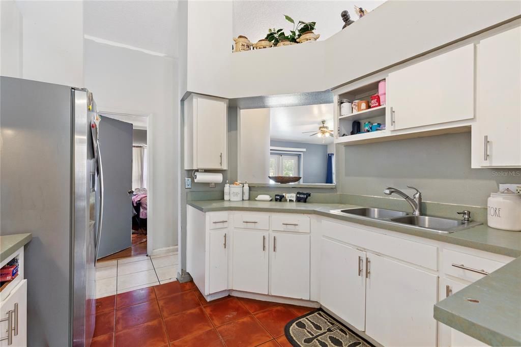 Под контрактом: $285,000 (3 спален, 2 ванн, 1125 Квадратных фут)