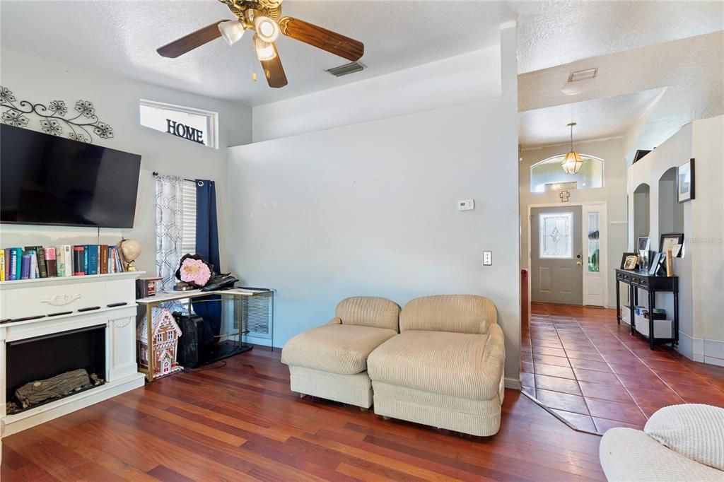 Под контрактом: $285,000 (3 спален, 2 ванн, 1125 Квадратных фут)