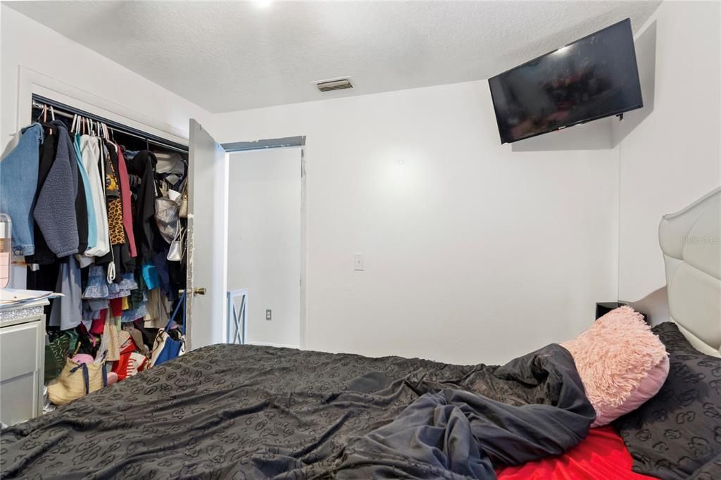 Под контрактом: $285,000 (3 спален, 2 ванн, 1125 Квадратных фут)