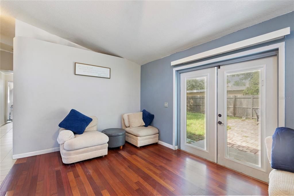 Под контрактом: $285,000 (3 спален, 2 ванн, 1125 Квадратных фут)