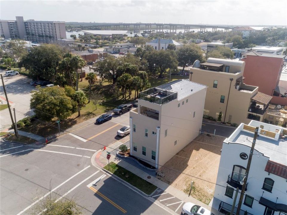 Под контрактом: $299,900 (0.04 acres)