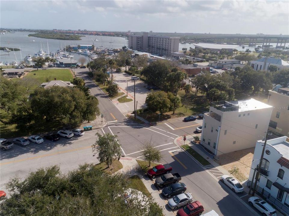 Под контрактом: $299,900 (0.04 acres)