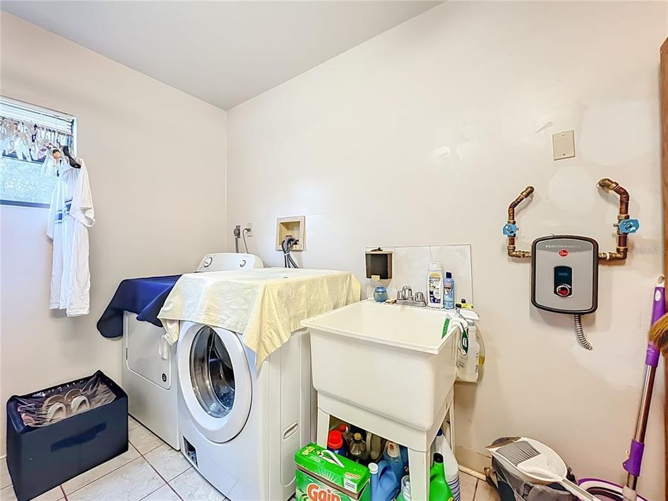 For Sale: $495,000 (3 beds, 2 baths, 1200 Square Feet)