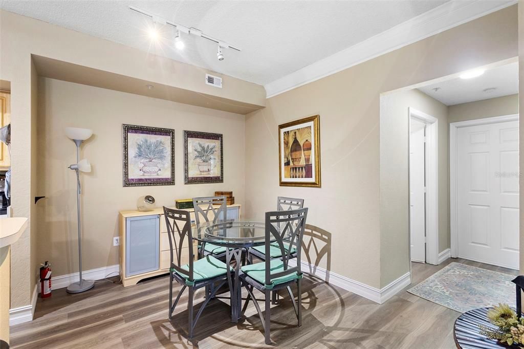 For Rent: $1,800 (2 beds, 2 baths, 1007 Square Feet)