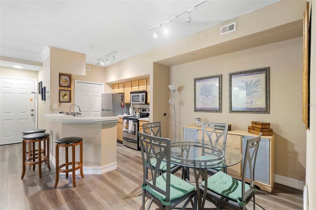 For Rent: $1,800 (2 beds, 2 baths, 1007 Square Feet)