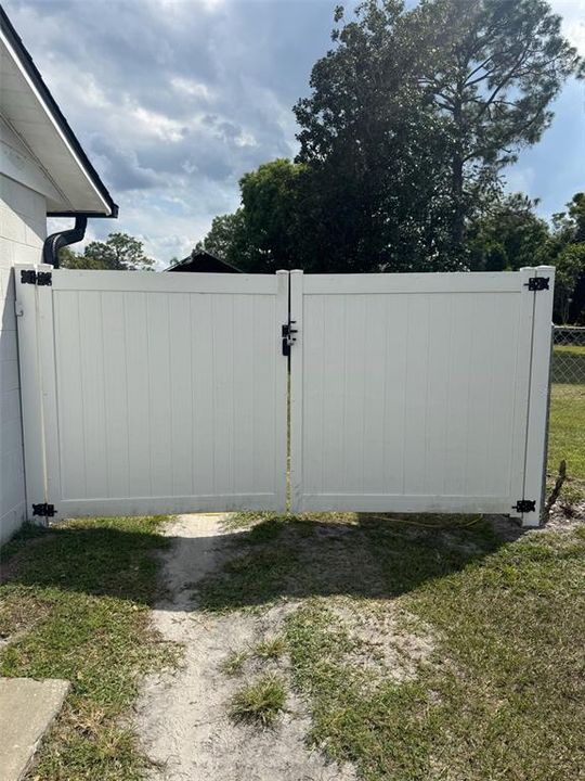 Под контрактом: $330,000 (3 спален, 2 ванн, 1131 Квадратных фут)