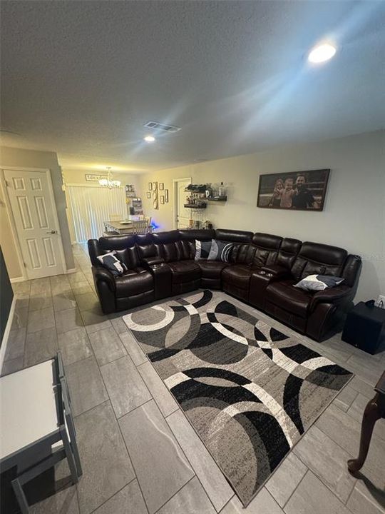 Под контрактом: $330,000 (3 спален, 2 ванн, 1131 Квадратных фут)