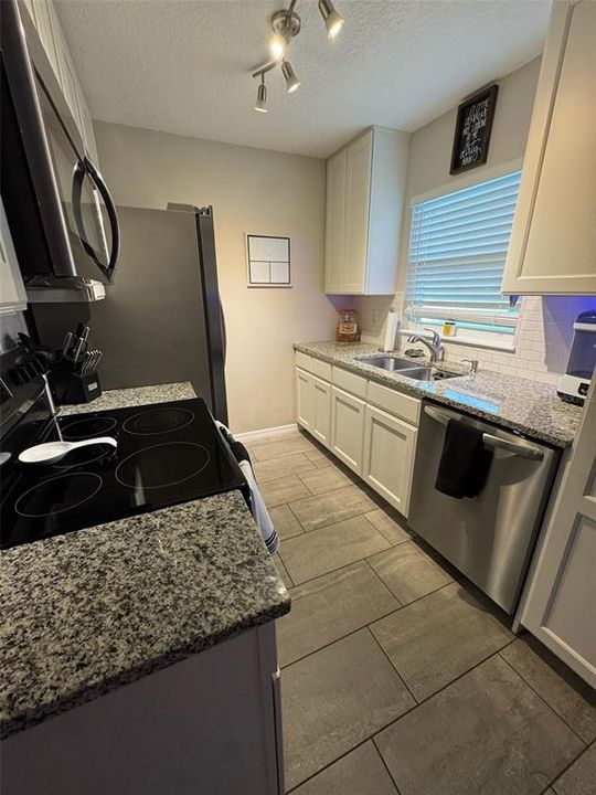 Под контрактом: $330,000 (3 спален, 2 ванн, 1131 Квадратных фут)