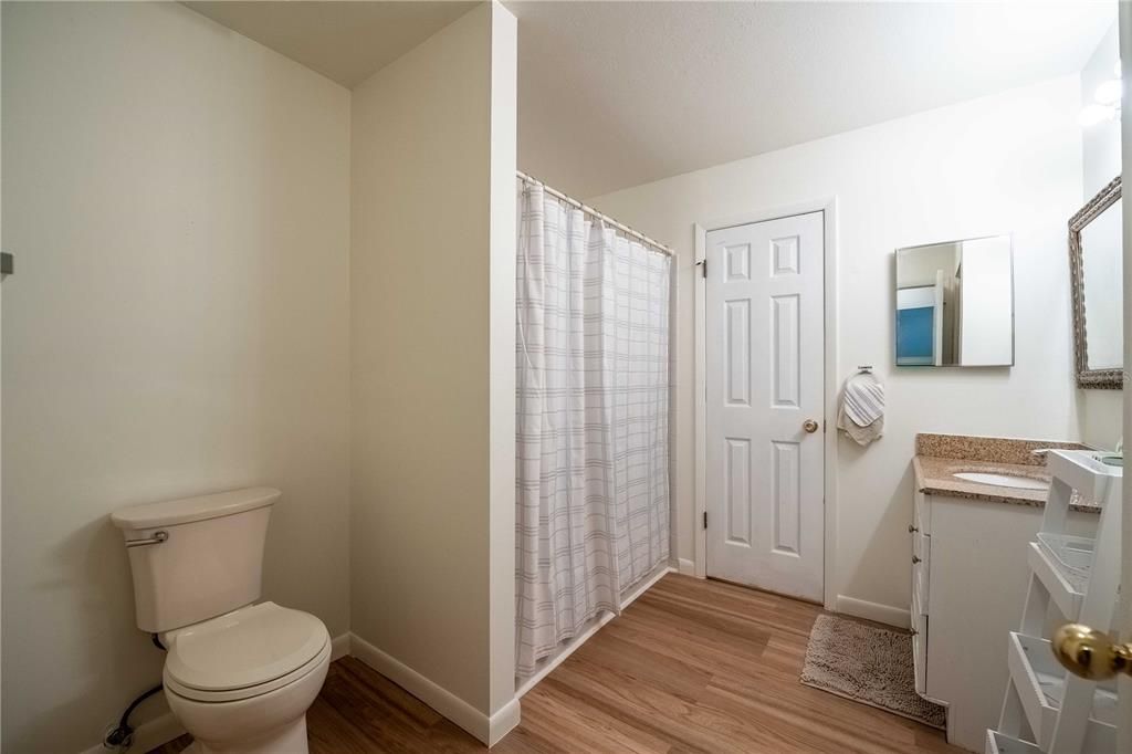 Под контрактом: $129,990 (2 спален, 2 ванн, 945 Квадратных фут)