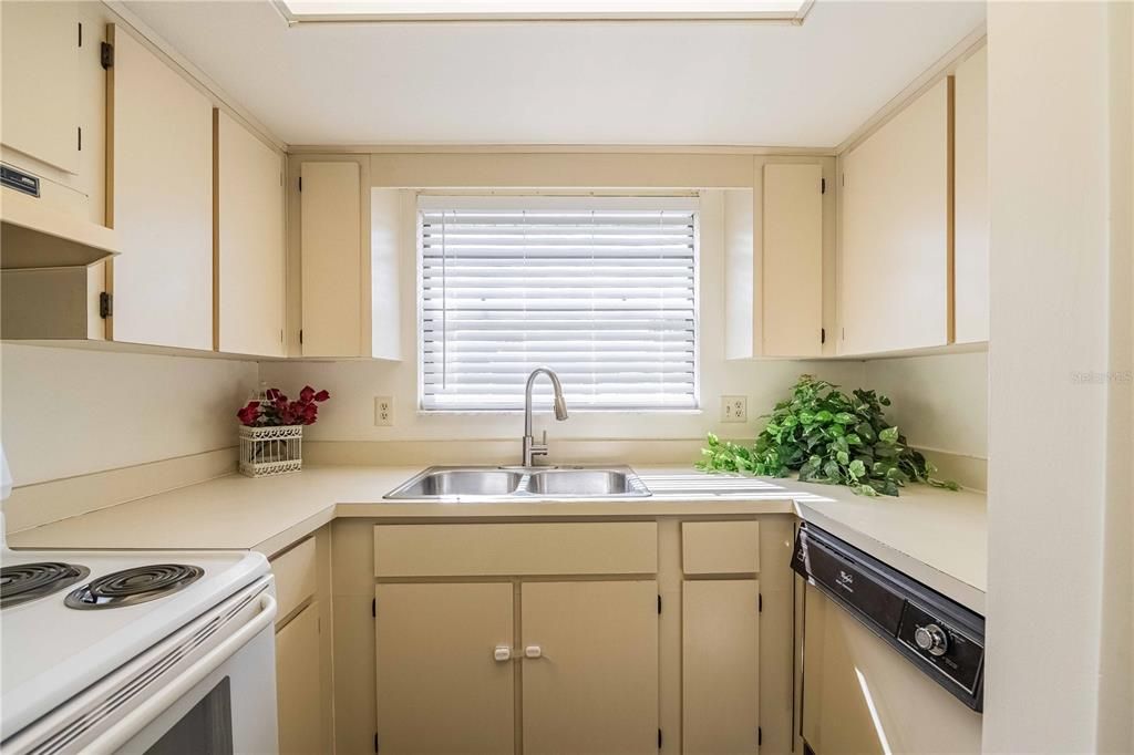 Под контрактом: $129,990 (2 спален, 2 ванн, 945 Квадратных фут)