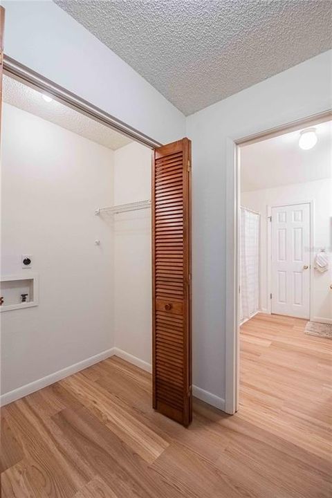 Под контрактом: $129,990 (2 спален, 2 ванн, 945 Квадратных фут)