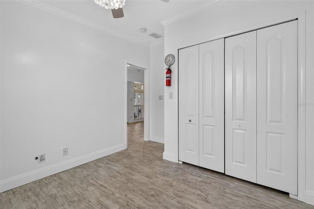 Под контрактом: $252,000 (3 спален, 2 ванн, 2032 Квадратных фут)