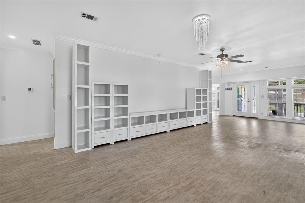 Под контрактом: $252,000 (3 спален, 2 ванн, 2032 Квадратных фут)