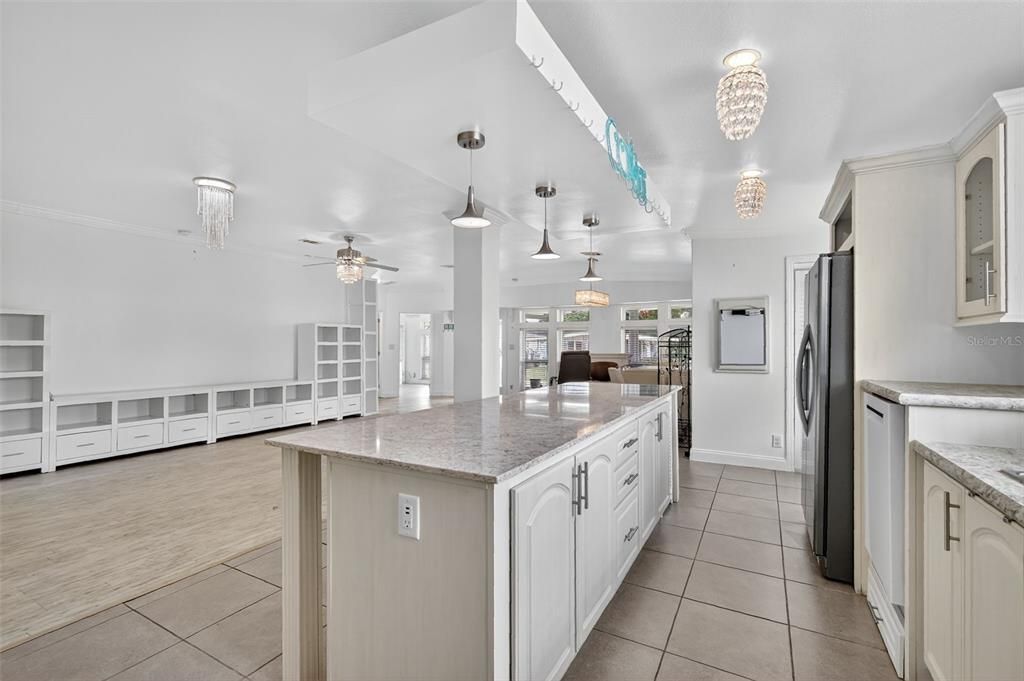 Под контрактом: $252,000 (3 спален, 2 ванн, 2032 Квадратных фут)